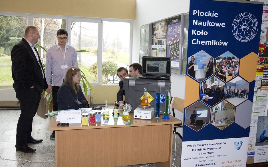 Stoisko konferencyjne Płockiego Naukowego Koła Chemików