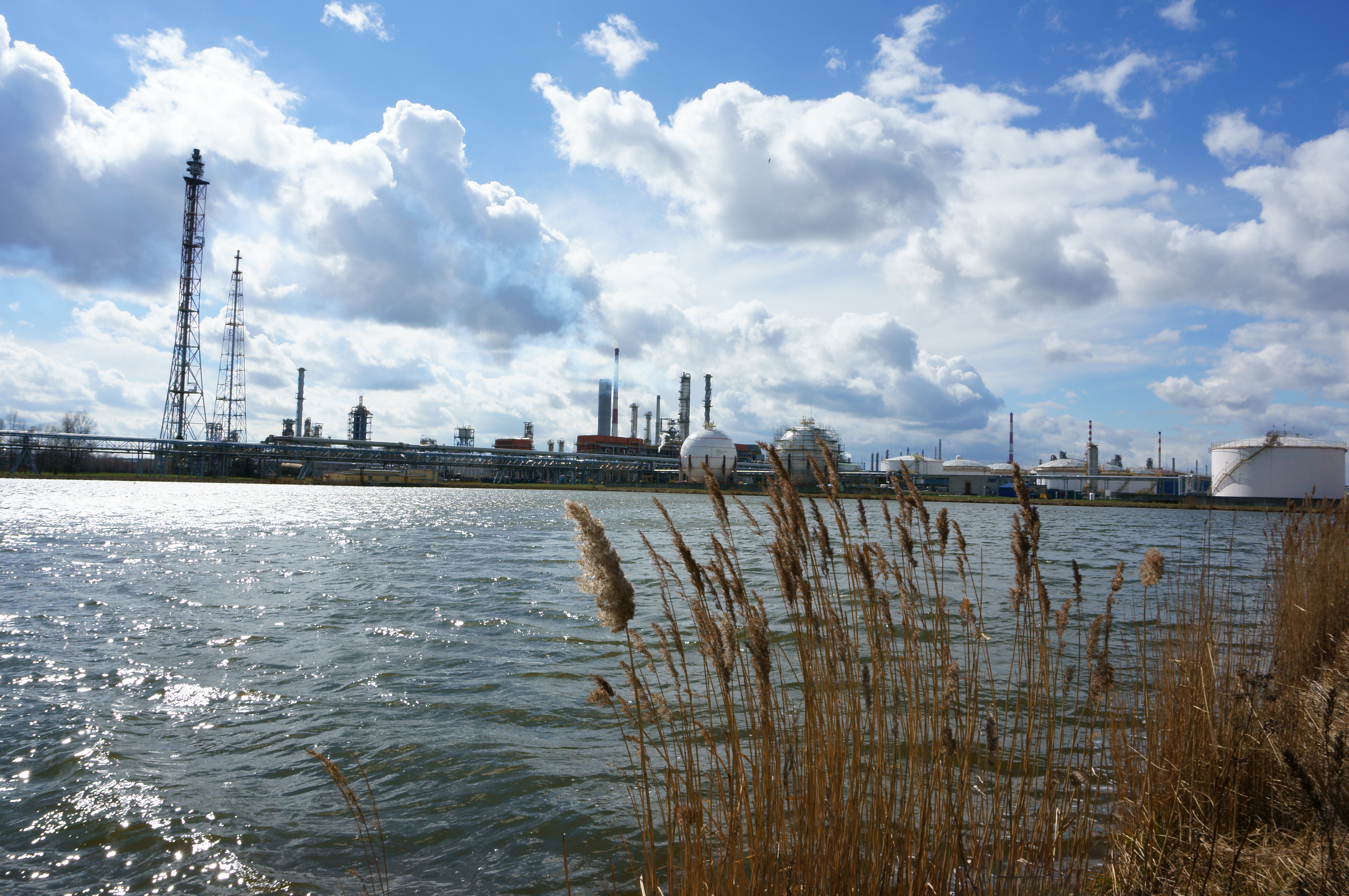 Naturalnym źródłem zaopatrzenia zakładu w Płocku w wodę jest pobliska Wisła, a do celów konsumpcyjnych woda pobierana jest z ujęć głębinowych
