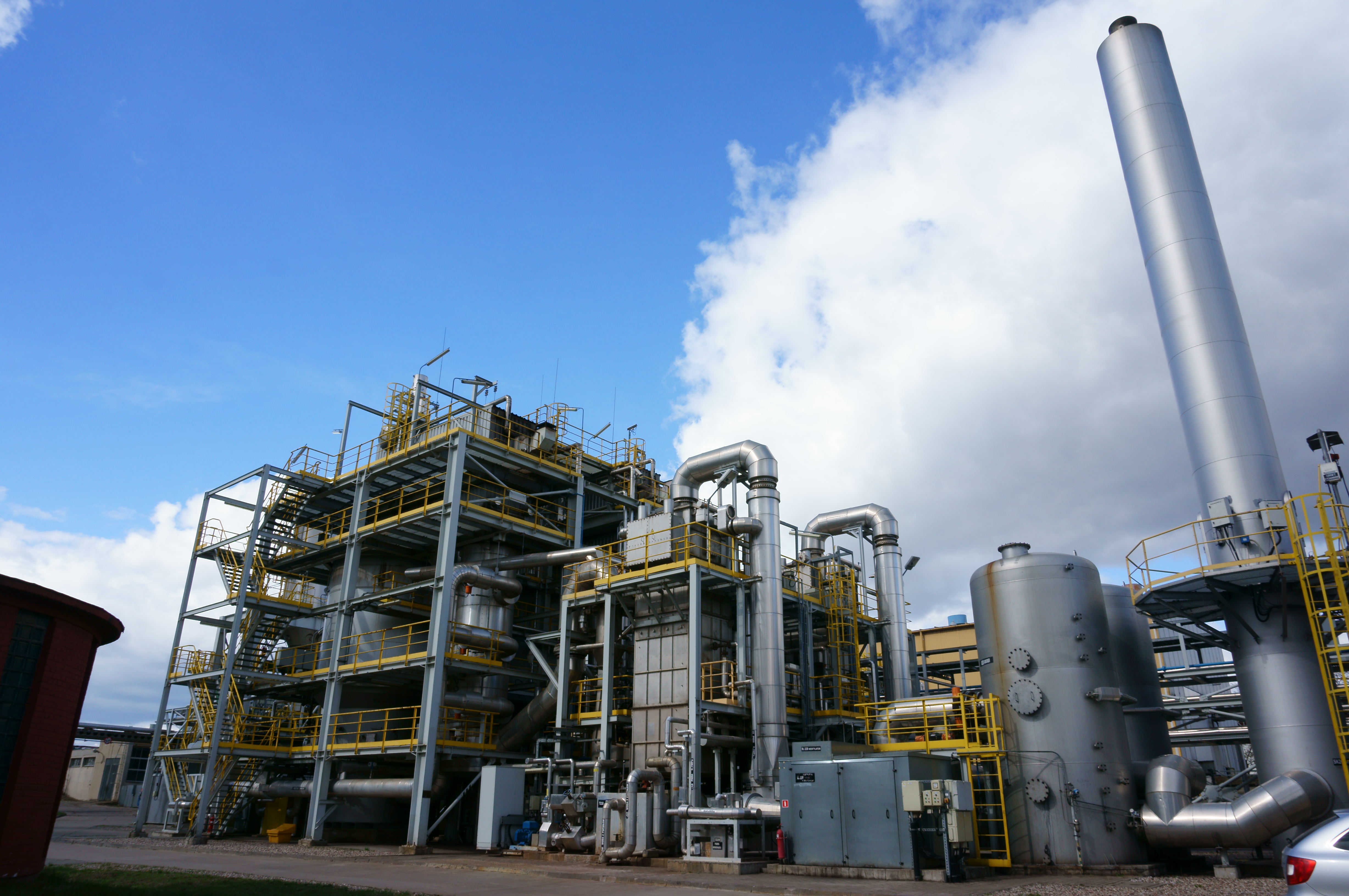 ORLEN Eko, spółka GK PKN ORLEN, uruchomiła w 2008 roku Instalację Termicznego Przekształcania Odpadów, która umożliwia unieszkodliwianie 10 tys. ton rocznie (nominalnie ma możliwość 50 tys. ton) wysuszonych osadów ściekowych pochodzących m.in. z procesów przerobu ropy naftowej i oczyszczania ścieków. Instalacja składa się z systemu przygotowania i transportu odpadów, dwóch linii spalania, odrębnych dla każdego pieca systemów odzysku ciepła i oczyszczania spalin