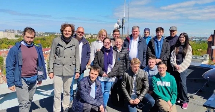 Antena identyfikująca statki na Zatoce Gdańskiej. Projekt studentów na... dachu WIMiO Antena identyfikująca statki na Zatoce Gdańskiej. Projekt studentów na... dachu WIMiO