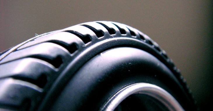 Łańcuchy śniegowe, których ogniwa wykonane są z plastiku 