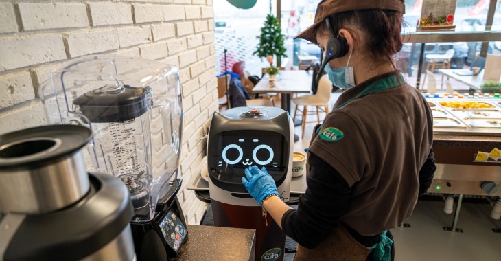 Shell wprowadził pierwsze w Europie roboty na stacji paliw Shell wprowadził pierwsze w Europie roboty na stacji paliw